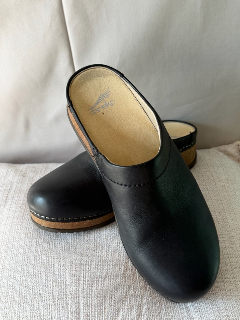 Dansko Black Leather Slip-On Women's Clogs (i187)